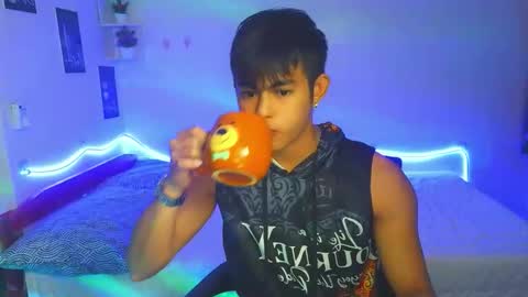 Snapshot of naughtyboylouie chatting on September 25, 1:40 pm Loue online show from September 25, 1:40 pm