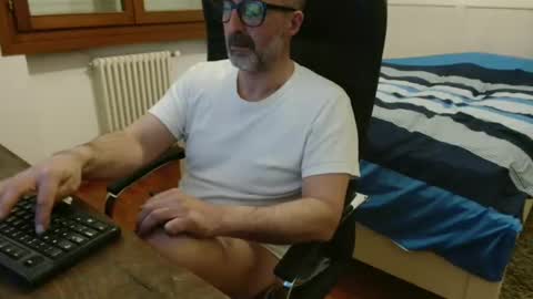 simi online show from April 10, 6:56 pm