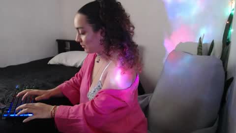 Snapshot of niavelvett chatting on October 18, 3:38 pm NiaVelvett online show from October 18, 3:38 pm
