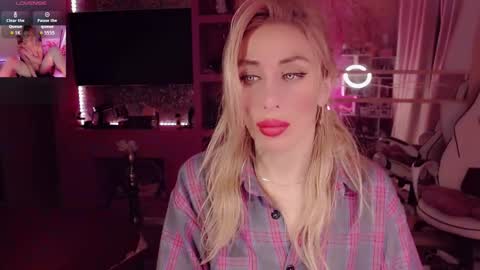 Snapshot of nicole_g0ld_ chatting on September 28, 10:19 pm Nicole online show from September 28, 10:19 pm