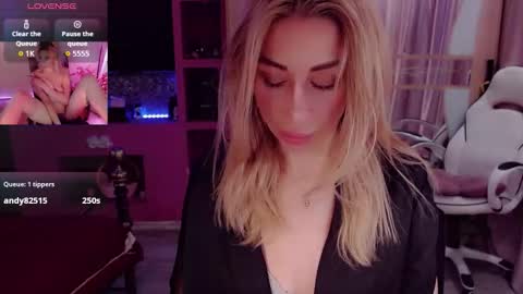 Snapshot of nicole_g0ld_ chatting on October 12, 12:03 am Nicole online show from October 12, 12:03 am
