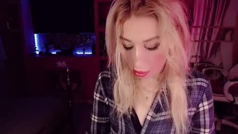 Snapshot of nicole_g0ld_ chatting on September 16, 8:01 pm Nicole online show from September 16, 8:01 pm