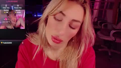 Snapshot of nicole_g0ld_ chatting on October 17, 11:31 pm Nicole online show from October 17, 11:31 pm