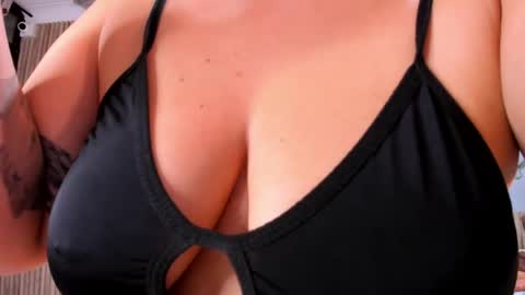 nicolee19_ online show from May 15, 9:11 pm