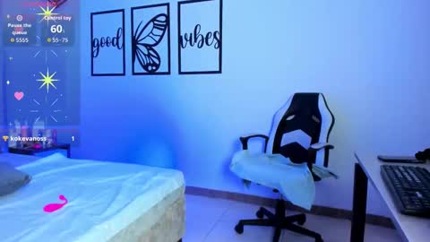 nicolee millerr online show from October 17, 12:20 pm