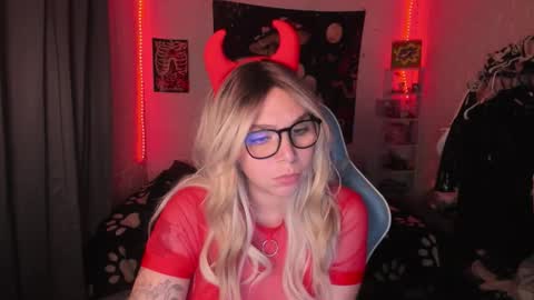 Nicol independent model online show from October 30, 11:27 pm