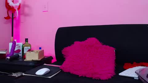 Snapshot of nicoll_valentina chatting on December 6, 5:25 am N I C O L L  online show from December 6, 5:25 am