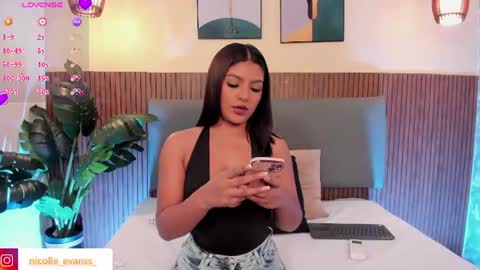 NICOLLE EVANS online show from July 29, 11:32 am