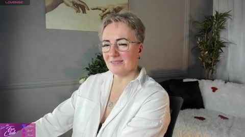 Snapshot of nika_smit chatting on February 14, 11:42 am Nika online show from February 14, 11:42 am