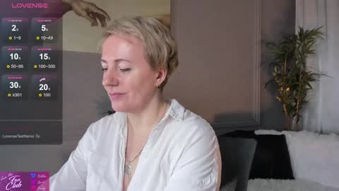 Snapshot of nika_smit chatting on February 9, 8:10 am Nika online show from February 9, 8:10 am