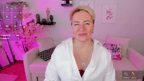 Snapshot of nika_smit chatting on October 19, 9:47 am Nika online show from October 19, 9:47 am