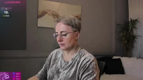 Snapshot of nika_smit chatting on February 16, 5:37 am Nika online show from February 16, 5:37 am