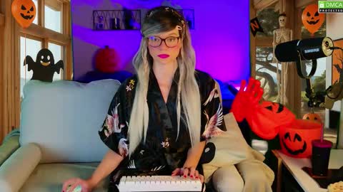 Snapshot of nikki_goldberg chatting on October 19, 9:58 am Kitty Chatte online show from October 19, 9:58 am