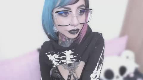 Snapshot of nikkiramone chatting on September 30, 11:37 pm Nikki Ramone online show from September 30, 11:37 pm