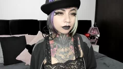 Snapshot of nikkiramone chatting on February 19, 10:12 am Nikki Ramone online show from February 19, 10:12 am