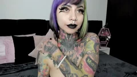 Snapshot of nikkiramone chatting on February 14, 9:24 am Nikki Ramone online show from February 14, 9:24 am