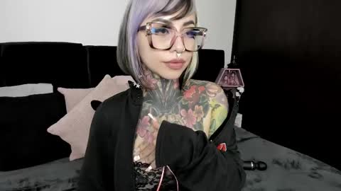 Snapshot of nikkiramone chatting on February 26, 5:24 am Nikki Ramone online show from February 26, 5:24 am