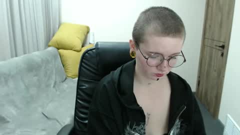 Snapshot of nikkysnow chatting on October 6, 9:05 am nikkysnow online show from October 6, 9:05 am