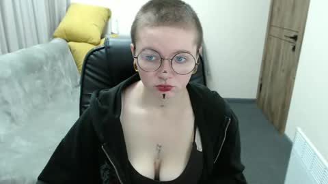 Snapshot of nikkysnow chatting on October 10, 8:31 am nikkysnow online show from October 10, 8:31 am
