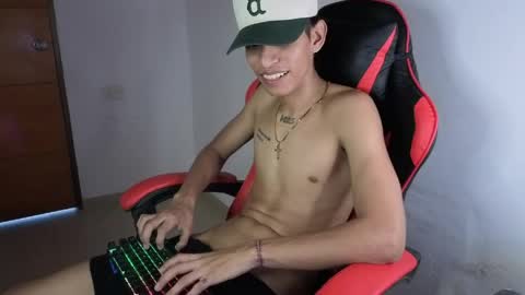 niklaus_wolf online show from April 15, 7:58 pm