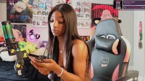 NIVIA WOLFE online show from February 5, 4:36 pm