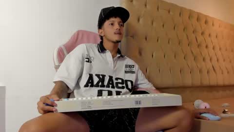 noah_jacksxn online show from July 3, 8:08 am