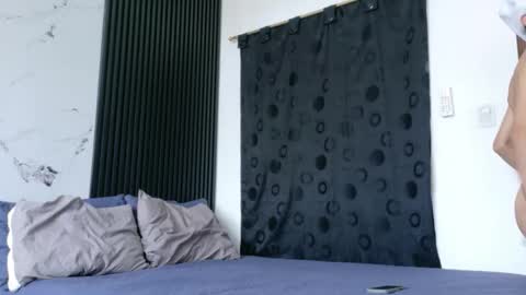 noah tyler  online show from December 15, 5:42 pm