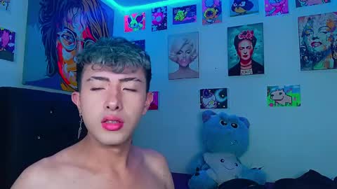 Snapshot of noah_xitruxx chatting on February 3, 4:25 am Noah online show from February 3, 4:25 am