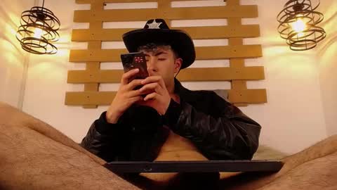 Snapshot of noah_xitruxx chatting on February 3, 6:39 pm Noah online show from February 3, 6:39 pm