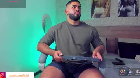 Snapshot of noahcrux chatting on October 14, 8:23 pm Noah online show from October 14, 8:23 pm