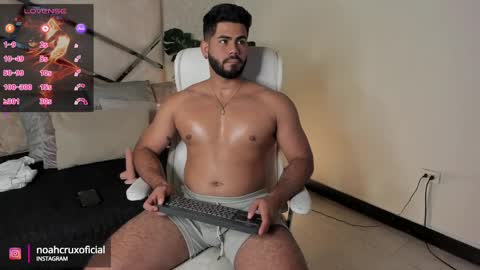 Snapshot of noahcrux chatting on February 10, 4:14 pm Noah online show from February 10, 4:14 pm