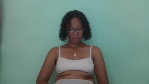 Snapshot of noellah chatting on March 5, 6:33 am noellah online show from March 5, 6:33 am