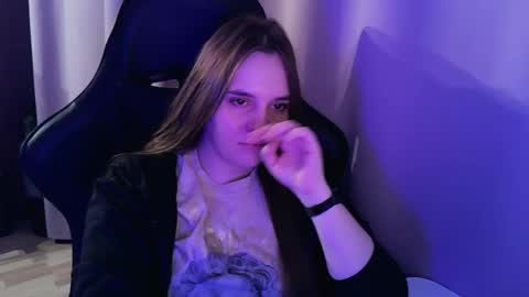 noir_ember_ online show from September 30, 11:21 am