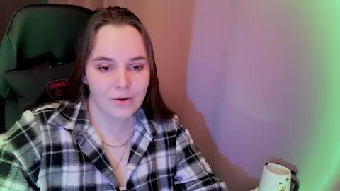 noir_ember_ online show from November 29, 12:46 pm