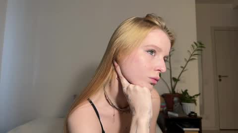 nura_foxx online show from June 5, 2:18 am