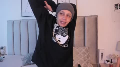 Sara Help me reach 1000 followers online show from May 13, 1:32 pm