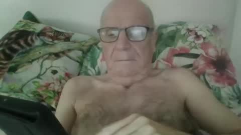 Snapshot of oggi95 chatting on October 16, 2:06 pm oggi95 online show from October 16, 2:06 pm