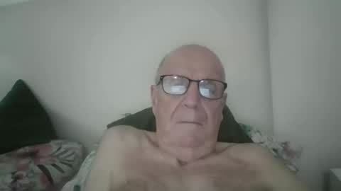 Snapshot of oggi95 chatting on October 15, 1:45 pm oggi95 online show from October 15, 1:45 pm