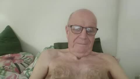 Snapshot of oggi95 chatting on October 17, 2:32 pm oggi95 online show from October 17, 2:32 pm