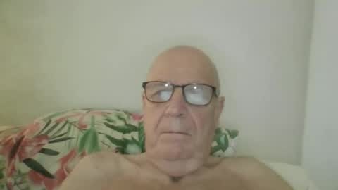 Snapshot of oggi95 chatting on October 5, 6:33 am oggi95 online show from October 5, 6:33 am