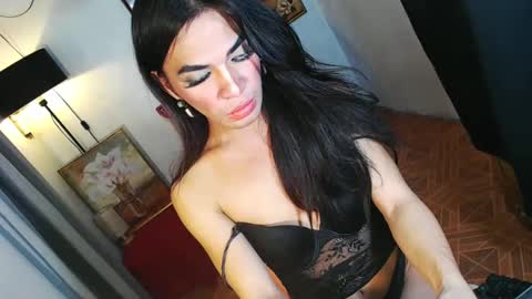 Snapshot of ohlalasamanthaxxx143 chatting on December 16, 6:27 pm IM CHIE DONT FORGET TO FOLLOW ME MAKE ME SMILE HERE THUMB UP FOR 25TOK online show from December 16, 6:27 pm