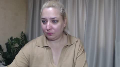 Snapshot of ohsweetiren chatting on October 5, 7:28 am Iren online show from October 5, 7:28 am