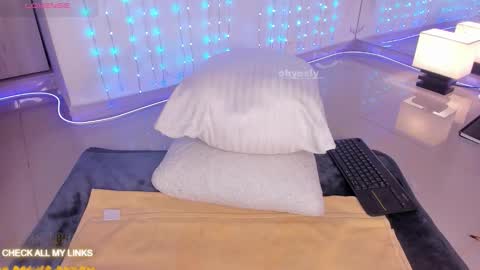 ohyesly_ online show from November 6, 11:02 am