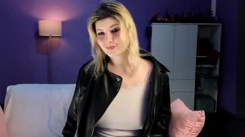 OliSunny Olivia online show from February 4, 9:08 pm