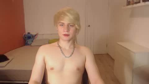 Snapshot of oliver_sweet_ chatting on October 17, 2:04 am Oliver online show from October 17, 2:04 am