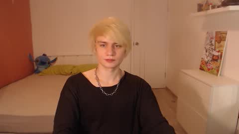 Snapshot of oliver_sweet_ chatting on September 22, 1:42 am Oliver online show from September 22, 1:42 am