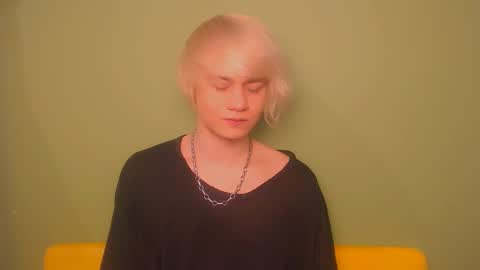 Snapshot of oliver_sweet_ chatting on March 11, 1:37 am Oliver online show from March 11, 1:37 am