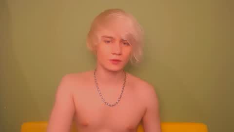 Snapshot of oliver_sweet_ chatting on February 22, 1:44 am Oliver online show from February 22, 1:44 am