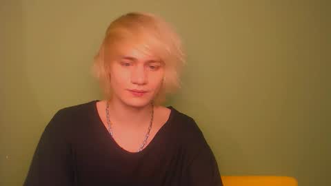 Snapshot of oliver_sweet_ chatting on December 27, 2:25 am Oliver online show from December 27, 2:25 am