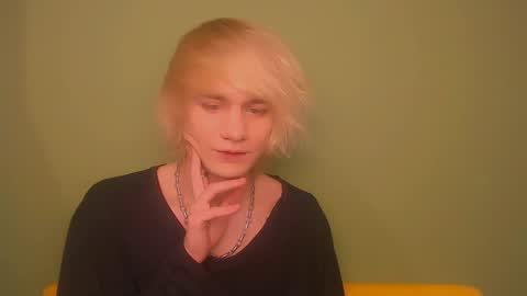 Snapshot of oliver_sweet_ chatting on December 14, 11:56 pm Oliver online show from December 14, 11:56 pm